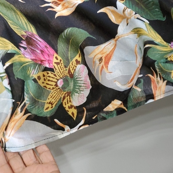 Great cover-up, or little dress. Hawian Floral Print. By H&M. Size large Travel - Picture 3 of 9